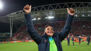 Straat in Oranjesfeer ontroert Van de Sanden